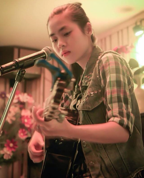 Gặp hotgirl guitar đình đám trên Youtube