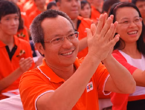 Đại gia nghìn tỷ đi xe đạp “cởi truồng“