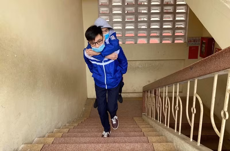 Không chỉ đưa đón bạn, Việt thường cõng Đức Anh lên lớp để bạn được viết tiếp ước mơ đến trường.