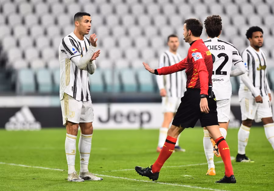 Juventus chơi đầy bế tắc sau khi mất mắt xích quan trọng trong đội hình. Bianconeri cầm bóng 53% trong hiệp một, nhưng chỉ có 3 lần dứt điểm về phía khung thành Fiorentina. Sau 2 lần sút không thành công, Ronaldo đánh đầu tung lưới đội khách ở phút 57. Tuy nhiên, bàn thắng không được công nhận vì lỗi việt vị.