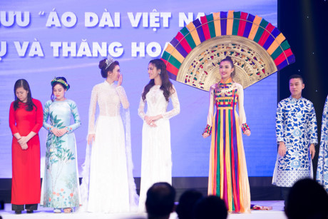 Lan Khuê đẹp rạng ngời trong tà áo dài trắng tinh khôi - Ảnh 7 Lan Khue dep rang ngoi trong ta ao dai trang tinh khoi - Anh 7