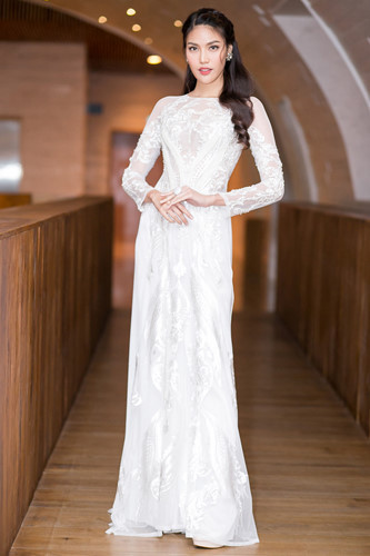 Lan Khuê đẹp rạng ngời trong tà áo dài trắng tinh khôi - Ảnh 11 Lan Khue dep rang ngoi trong ta ao dai trang tinh khoi - Anh 11