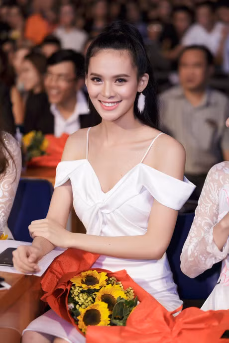 Sang Le xinh dep, rang ngoi khi quay lai truong cu - Anh 1