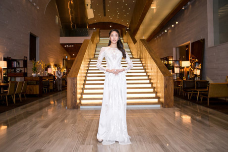 Lan Khuê đẹp rạng ngời trong tà áo dài trắng tinh khôi - Ảnh 10 Lan Khue dep rang ngoi trong ta ao dai trang tinh khoi - Anh 10