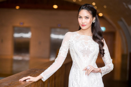 Lan Khuê đẹp rạng ngời trong tà áo dài trắng tinh khôi - Ảnh 12 Lan Khue dep rang ngoi trong ta ao dai trang tinh khoi - Anh 12