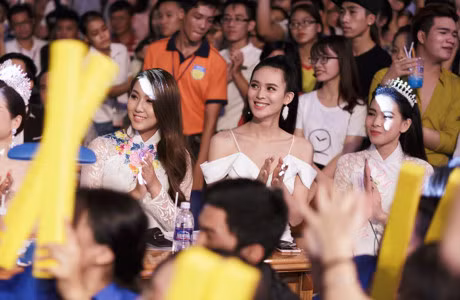 Sang Le xinh dep, rang ngoi khi quay lai truong cu - Anh 2