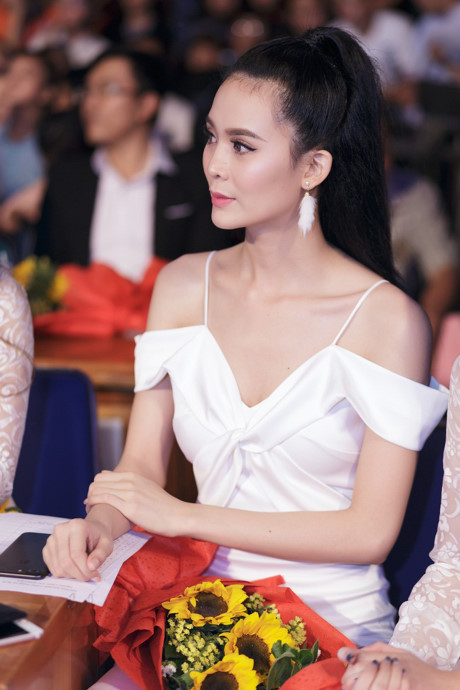 Sang Lê xinh đẹp, rạng ngời khi quay lại trường cũ - Ảnh 5 Sang Le xinh dep, rang ngoi khi quay lai truong cu - Anh 5