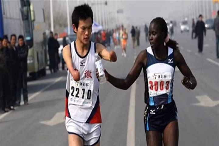 Những bức ảnh đời thường đầy cảm động về tình người