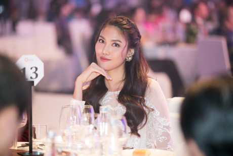 Lan Khuê đẹp rạng ngời trong tà áo dài trắng tinh khôi - Ảnh 1 Lan Khue dep rang ngoi trong ta ao dai trang tinh khoi - Anh 1