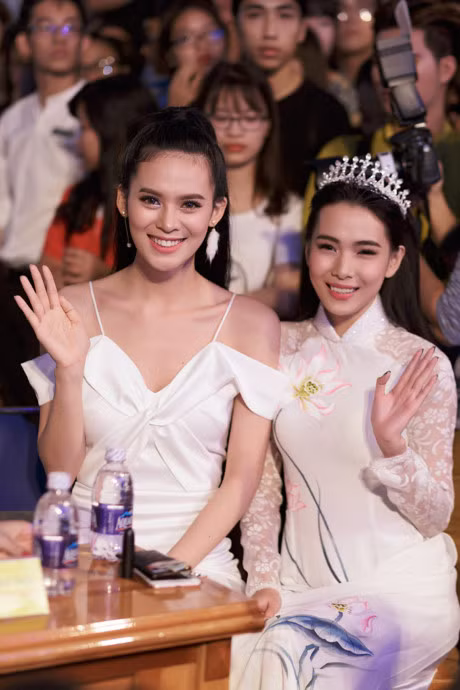 Sang Le xinh dep, rang ngoi khi quay lai truong cu - Anh 4