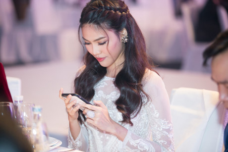 Lan Khuê đẹp rạng ngời trong tà áo dài trắng tinh khôi - Ảnh 4 Lan Khue dep rang ngoi trong ta ao dai trang tinh khoi - Anh 4