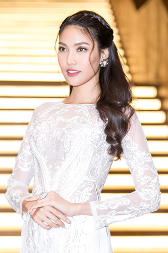 Lan Khuê đẹp rạng ngời trong tà áo dài trắng tinh khôi - Ảnh 13 Lan Khue dep rang ngoi trong ta ao dai trang tinh khoi - Anh 13