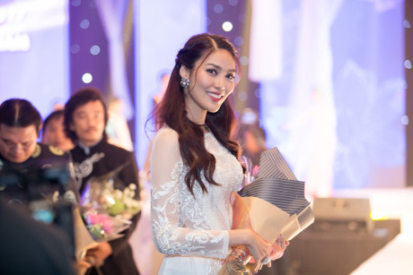 Lan Khuê đẹp rạng ngời trong tà áo dài trắng tinh khôi - Ảnh 3 Lan Khue dep rang ngoi trong ta ao dai trang tinh khoi - Anh 3