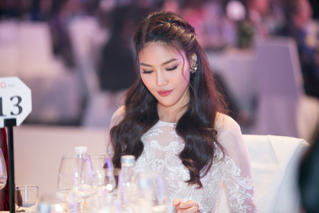 Lan Khuê đẹp rạng ngời trong tà áo dài trắng tinh khôi - Ảnh 5 Lan Khue dep rang ngoi trong ta ao dai trang tinh khoi - Anh 5