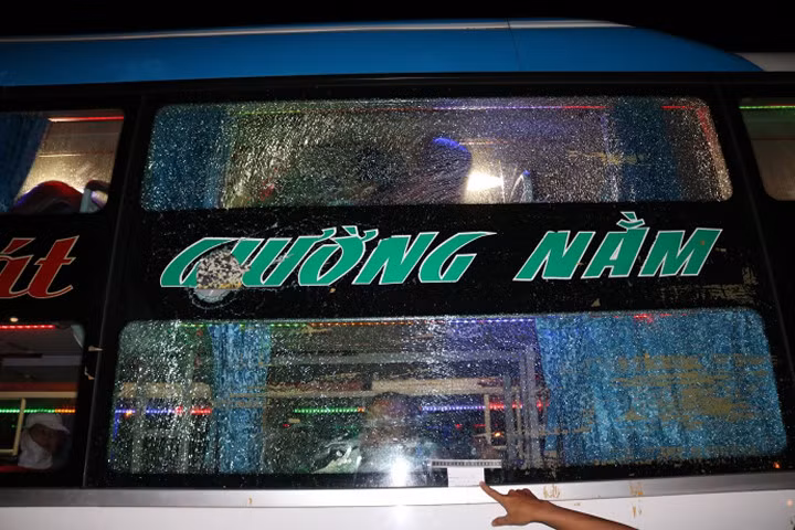 Xe khách bị đối tượng có biểu hiện say rượu ném đá trả thù làm cửa kính bên hông bị vỡ.