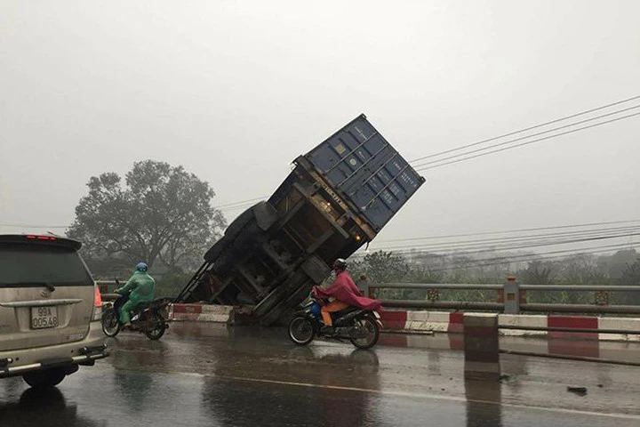 Vụ tai nạn khiến các phương tiện qua đây gặp nhiều khó khăn