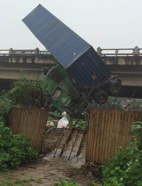 Tai nan lien hoan, o to treo lo lung tren cau Thanh Tri - Anh 4