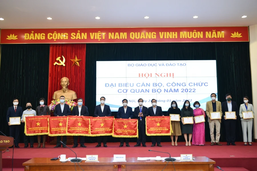 Bộ trưởng Nguyễn Kim Sơn trao tặng Cờ thi đua của Bộ Giáo dục và Đào tạo cho các tập thể.