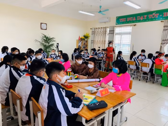 Học sinh Bắc Giang trong giờ học về nội dung giáo dục địa phương.