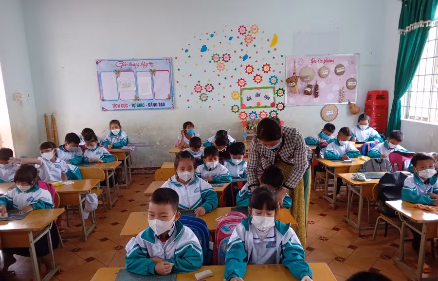 Cô Vũ Thị Ngọc Xuyên, Trường tiểu học Lê Lợi, xã Cư Huê, huyện EaKar (Đắk Lắk) trong giờ dạy học.