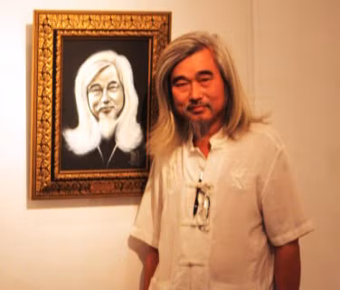 Dịch giả Đoàn Tử Huyến bên bức chân dung của mình do họa sĩ Ba Tỉnh vẽ.