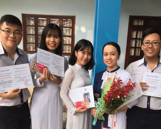 Cô giáo Lê Hoàng Anh cùng HS Trường THPT Nguyễn Du đoạt giải tại Cuộc thi Học sinh giỏi thành phố môn Tiếng Anh. 
