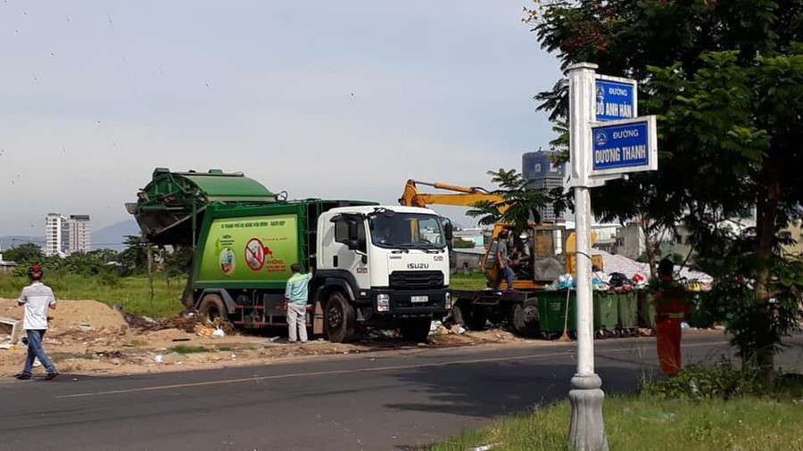 Một lượng rác lớn bị ùn ứ được công ty Cổ phần Môi trường đô thị tập trung tại các điểm đất trống (Ảnh: Diễn đàn đô thị Đà Nẵng)