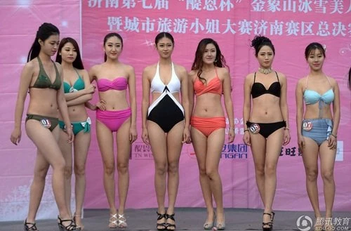 10 nữ sinh khổ sở diện bikini tạo dáng dưới tiết trời -3 độ