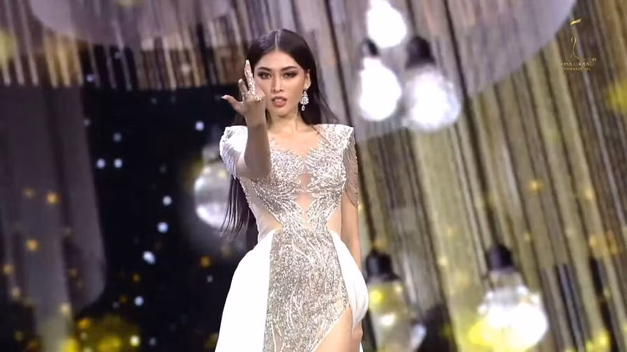 Màn trình diễn của "Miss bấm quẻ" Ngọc Thảo trên sân khấu khiến chuyên gia sắc đẹp và người hâm mộ khen ngợi.