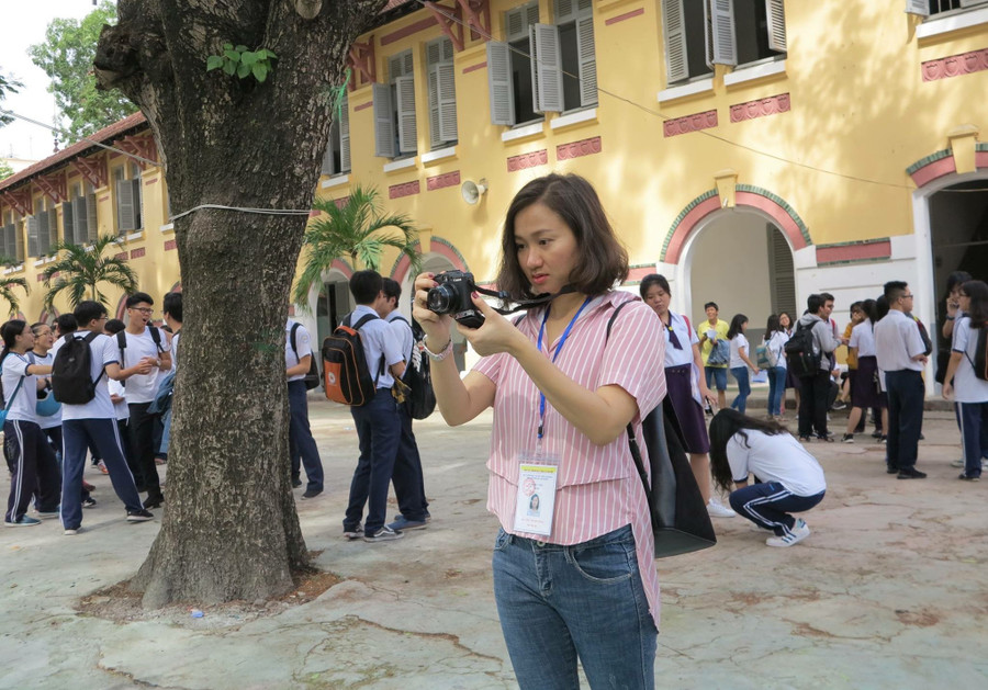 Phóng viên Tiêu Hà, Báo Phụ nữ TPHCM tác nghiệp tại điểm thi Trường THPT Marie Curie, quận 3, TPHCM