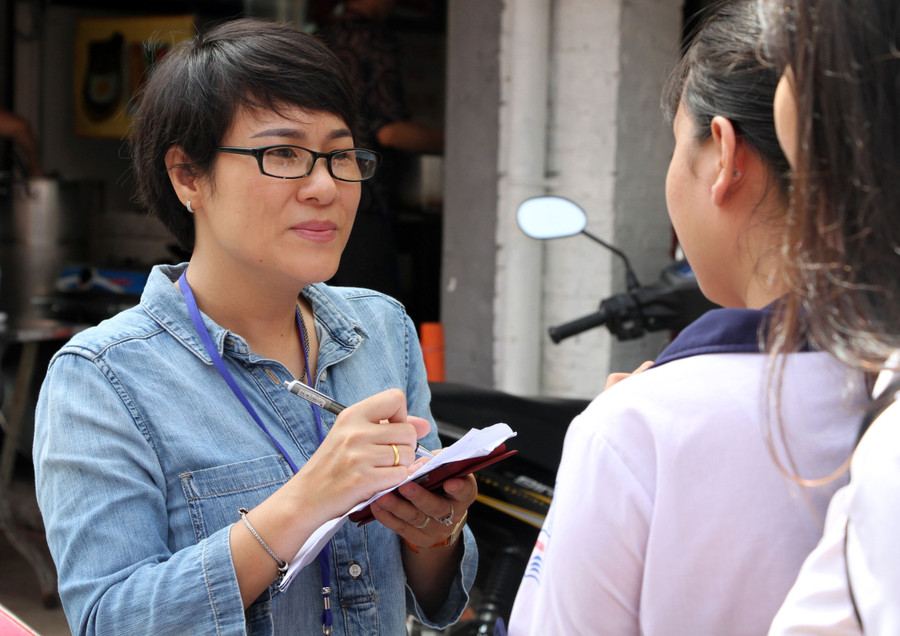 Phóng viên Bích Thanh-Báo Thanh niên tác nghiệp tại điểm thi Trường THCS Colette,quận 3,TPHCM Phóng viên Bích Thanh-Báo Thanh niên tác nghiệp tại điểm thi Trường THCS Colette,quận 3,TPHCM