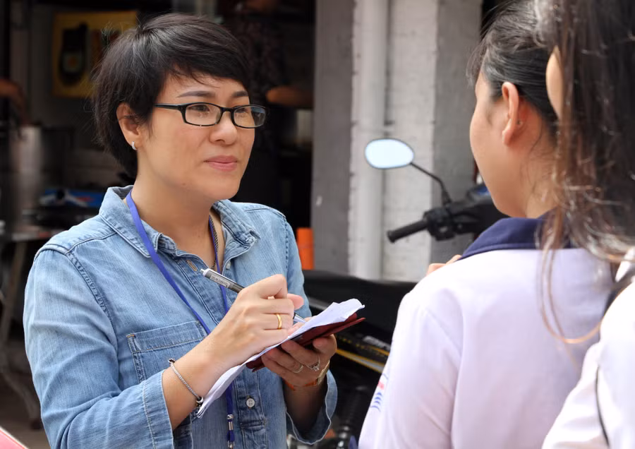 Phóng viên Bích Thanh-Báo Thanh niên tác nghiệp tại điểm thi Trường THCS Colette,quận 3,TPHCM