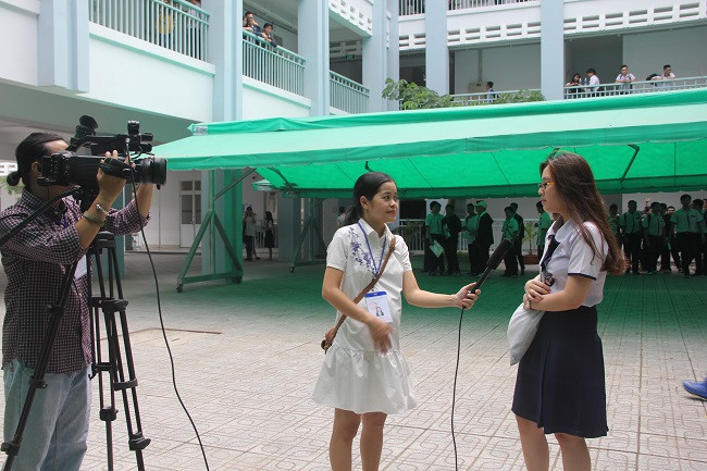 E-kip của chương trình Truyền thông GD tại TPHCM đang tác nghiệp tại điểm thi Trường THCS Đống Đa, quận Bình Thạnh, TPHCM