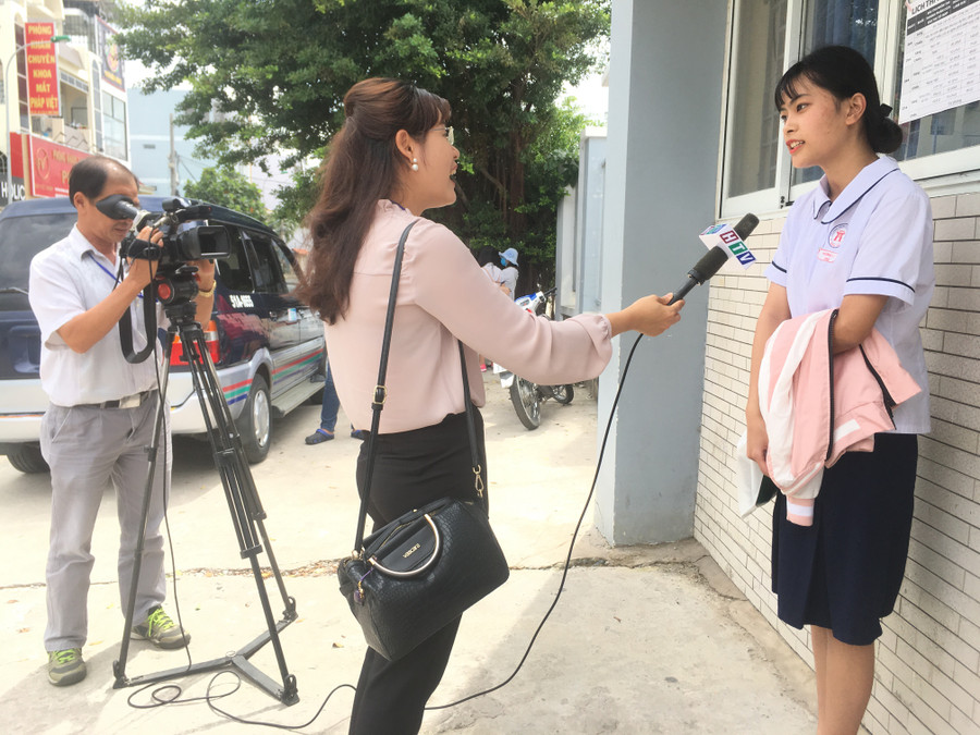 Biên tập viên Thanh Tuyền của Đài Truyền hình TPHCM đang tác nghiệp Biên tập viên Thanh Tuyền của Đài Truyền hình TPHCM đang tác nghiệp