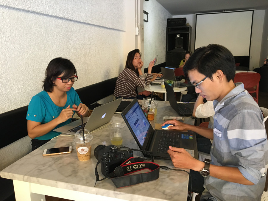 Phóng viên Mạnh Tùng-Báo Vnexpress (bên phải) và PV Hoài Nam Báo Dân trí