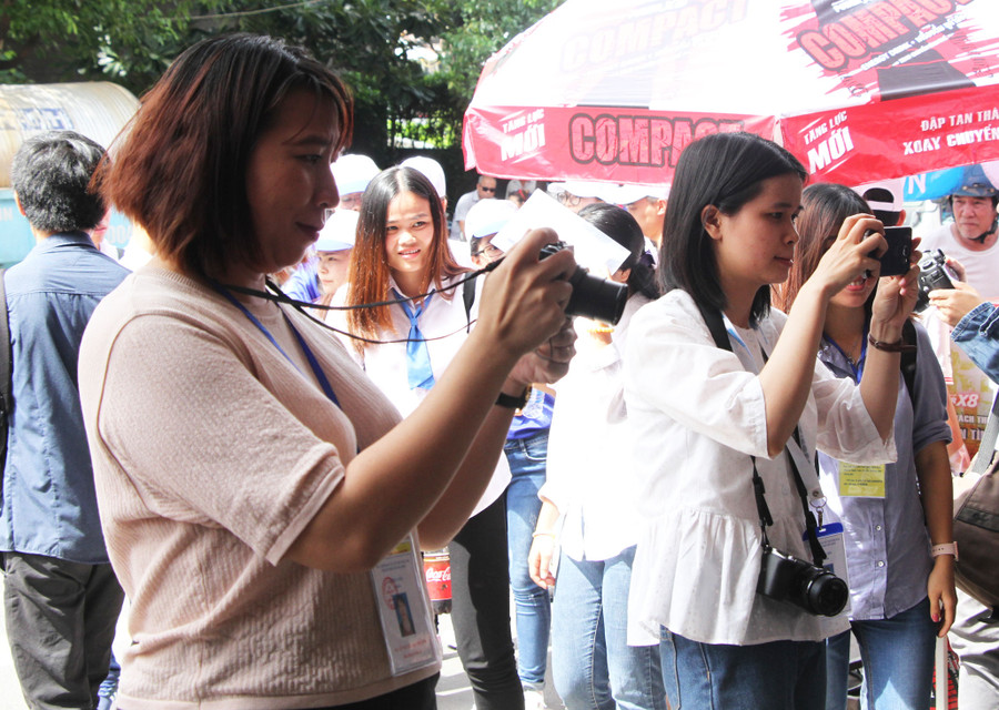 Phóng viên Lê Phương-Báo Dân trí và PV trẻ Nhật Lệ-báo điện tử Zing.vn Phóng viên Lê Phương-Báo Dân trí và PV trẻ Nhật Lệ-báo điện tử Zing.vn