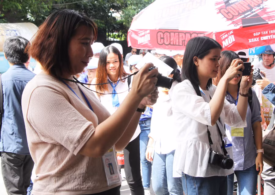 Phóng viên Lê Phương-Báo Dân trí và PV trẻ Nhật Lệ-báo điện tử Zing.vn