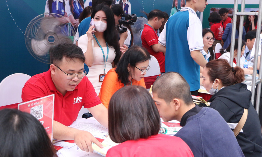 Thí sinh và phụ huynh tham dự Ngày hội tư vấn tuyển sinh, hướng nghiệp năm 2023. Ảnh: Đình Tuệ Thí sinh và phụ huynh tham dự Ngày hội tư vấn tuyển sinh, hướng nghiệp năm 2023. Ảnh: Đình Tuệ