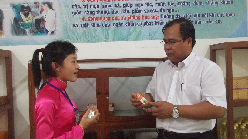 Giám đốc Sở GD&ĐT Cà Mau Nguyễn Minh Luân thăm Xưởng chiết xuất tinh dầu của Trường Nuôi dạy trẻ khuyết tật
