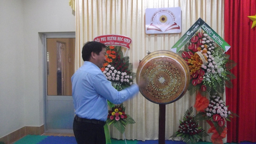Phó Chủ tịch UBND tỉnh Cà Mau Thân Đức Hưởng đánh trống khai giảng năm học mới