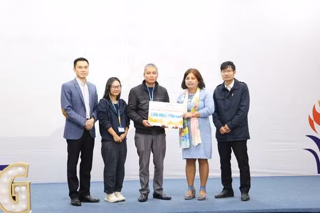 Cô Lê Tuệ Minh – Tổng Hiệu trưởng nhà trường cùng các thầy trong Ban Giám hiệu trao 135 triệu tương đương với 3 căn nhà chống lũ cho đại diện Nhà chống lũ.