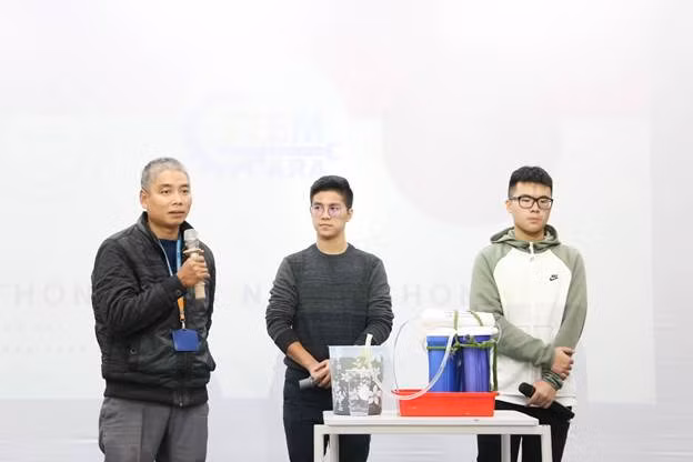 Anh Đinh Bá Vinh - KTS trưởng và quản lý địa bàn Miền Trung dự án Nhà chống lũ uống thử nước lọc từ nước lũ các bạn học sinh đem từ Huế về để thí nghiệm máy lọc nước.