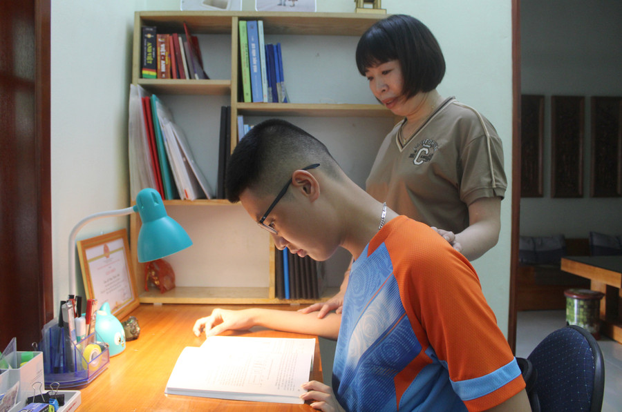 Trong hành trình học tập, Tuấn Anh luôn có mẹ đồng hành. Trong hành trình học tập, Tuấn Anh luôn có mẹ đồng hành.