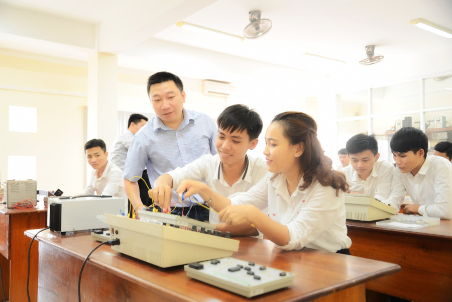 Sinh viên tốt nghiệp chuyên ngành Vật lý có cơ hội việc làm rộng mở. Sinh viên tốt nghiệp chuyên ngành Vật lý có cơ hội việc làm rộng mở.