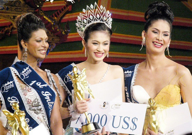 Nong Poy đăng quang vào năm 2004. Quá trình biến đổi của cô nàng chuyển giới đẹp nhất hiện nay