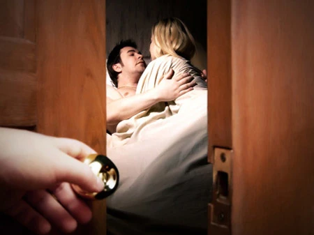 Ám ảnh cảnh vợ quan hệ với người khác ngay cả khi "lên giường"