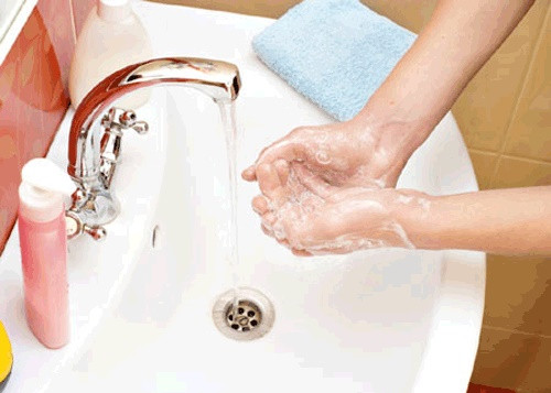 Sử dụng các sản phẩm chứa chất kháng khuẩn độc hại có thể gây nhiều bệnh nguy hiểm. Ảnh: News. canh-giac-khi-dung-san-phm-chua-chat-khang-khun-doc-hai