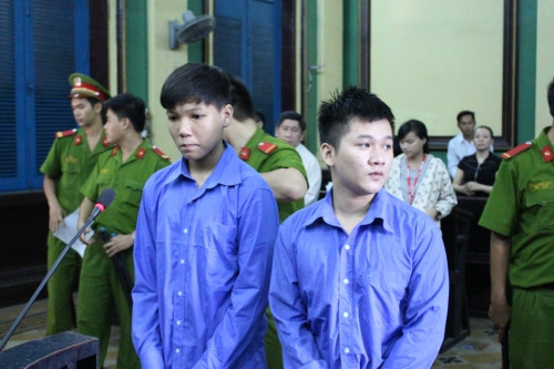 Vụ ca sĩ Đỗ Linh bị giết: Bạn tình đồng tính 15 tuổi lĩnh 12 năm tù - Ảnh 1 Vụ ca sĩ Đỗ Linh bị giết: Bạn tình đồng tính 15 tuổi lĩnh 12 năm tù - Ảnh 1