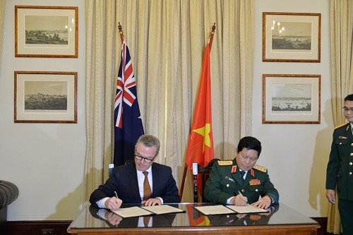 Hai bộ trưởng Quốc phòng Việt Nam - Australia ký Tuyên bố tầm nhìn chung về hợp tác quốc phòng