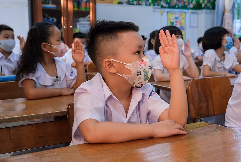 Học sinh hân hoan ngày đầu trở lại trường học trực tiếp sau thời gian dài học trực tuyến. Ảnh: gdtd.vn